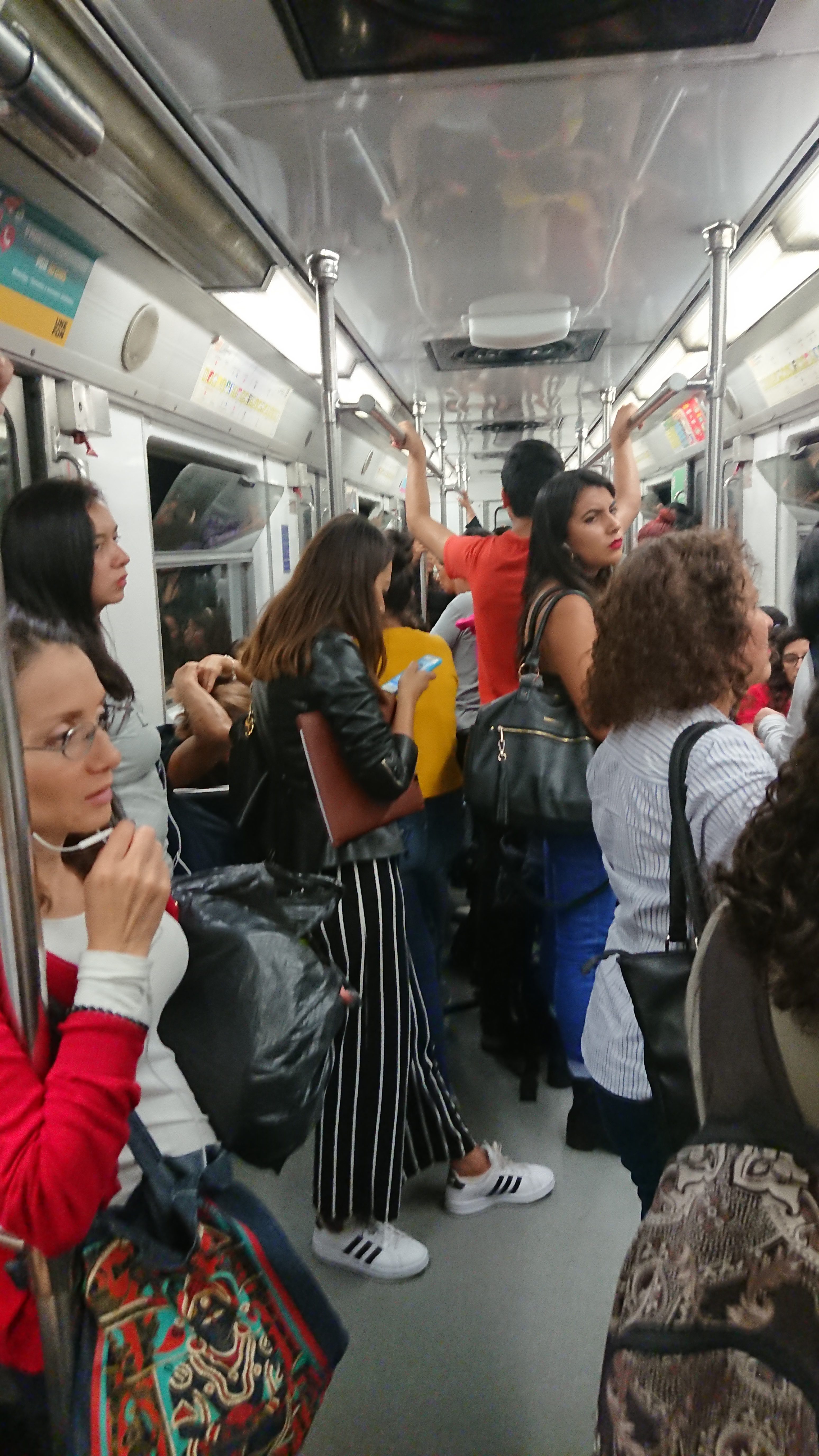 Leyendo en el metro